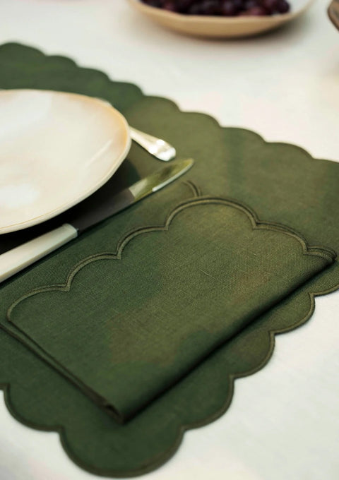 TOMETE Scalloped Linen Napkins - 52 GAGE