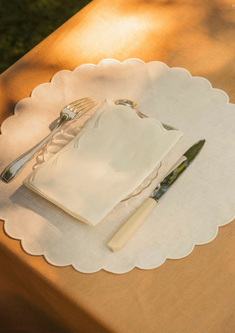 TOMETE Scalloped Linen Napkins - 52 GAGE